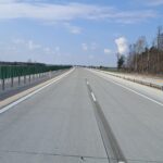 19 marca km 602+900 nawierzchnia betonowa C35_45 powierzchniowe utrwalenie pasa rozdziału bariery linowe i stalowe oznak