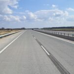 19 marca km 603+600’ nawierzchnia betonowa C35_ powierzchniowe utrwalenie pasa rozdziału bariery linowe i stalowe oznako