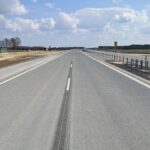 19 marca km 604+400’ nawierzchnia betonowa C35_45 powierzchniowe utrwalenie pasa rozdziału bariery linowe i stalowe ozna