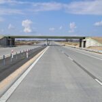 19 marca km 605+300 nawierzchnia betonowa C35_45 i WD_71 powierzchniowe utrwalenie pasa rozdziału bariery linowe i stalo