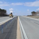 19 marca km 606+150 nawierzchnia betonowa C35_ powierzchniowe utrwalenie pasa rozdziału bariery linowe i stalowe oznakow