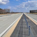 19 marca km 608+950’ nawierzchnia betonową C35_45 nad PP_69 powierzchniowe utrwalenie pasa rozdziału bariery linowe i st