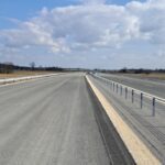 19 marca km 610+700’ warstwa ścieralna SMA11 powierzchniowe utrwalenie pasa rozdziału bariery linowe i stalowe oznakowan