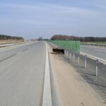 25 marca km 598+200’ nawierzchnia betonową C35_45 kompletny pas rozdziału bariery linowe i stalowe oznakowanie poziome i