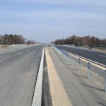 25 marca km 599+700’ nawierzchnia bitumiczna na  PZM-13L(L, P) kompletny pas rozdziału bariery linowe i stalowe oznakowa