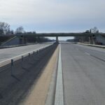 25 marca km 600+600 nawierzchnia betonowa C35_45 i WD_68 kompletny pas rozdziału bariery linowe i stalowe oznakowanie po