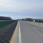 25 marca km 601+500 nawierzchnia betonowa C35_45 kompletny pas rozdziału bariery linowe i stalowe oznakowanie poziome i