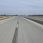 25 marca km 603+600’ nawierzchnia betonowa C35_ kompletny pas rozdziału bariery linowe i stalowe oznakowanie poziome i p