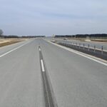 25 marca km 604+400’ nawierzchnia betonowa C35_45 kompletny pas rozdziału bariery linowe i stalowe oznakowanie poziome i