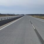 25 marca km 604+400 nawierzchnia betonowa C35_45 kompletny pas rozdziału bariery linowe i stalowe oznakowanie poziome i