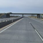 25 marca km 605+300 nawierzchnia betonowa C35_45 i WD_71 kompletny pas rozdziału bariery linowe i stalowe oznakowanie po