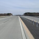 25 marca km 605+300’ nawierzchnia betonowa C35_45 kompletny pas rozdziału bariery linowe i stalowe oznakowanie poziome i