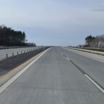 25 marca km 606+150 nawierzchnia betonowa C35_ kompletny pas rozdziału bariery linowe i stalowe oznakowanie poziome i pi