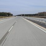 25 marca km 606+900’ nawierzchnia betonowa C35_45 kompletny pas rozdziału montaż barier linowych i stalowych