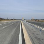 25 marca km 610+700’ warstwa ścieralna SMA11 kompletny pas rozdziału bariery linowe i stalowe oznakowanie poziome i pion