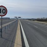 25 marca km 610+700 warstwa ścieralna SMA11 kompletny pas rozdziału bariery linowe i stalowe oznakowanie poziome i piono