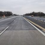 01 kwietnia km 599+700’ nawierzchnia bitumiczna na  PZM-13L(L, P) kompletny pas rozdziału bariery linowe i stalowe ozn