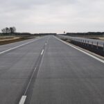 01 kwietnia km 604+400’ nawierzchnia betonowa C35_45 kompletny pas rozdziału bariery linowe i stalowe oznakowanie pozi