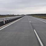 01 kwietnia km 604+400 nawierzchnia betonowa C35_45 kompletny pas rozdziału bariery linowe i stalowe oznakowanie pozio