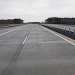 01 kwietnia km 605+300’ nawierzchnia betonowa C35_45 kompletny pas rozdziału bariery linowe i stalowe oznakowanie pozi