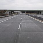 01 kwietnia km 606+150’ nawierzchnia betonowa C35_45 i WD_ kompletny pas rozdziału bariery linowe i stalowe oznakowani