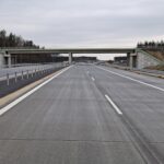 01 kwietnia km 606+900 nawierzchnia betonowa C35_45 i WD_73C kompletny pas rozdziału bariery linowe i stalowe oznakowa