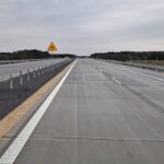 01 kwietnia km 608+950 nawierzchnia betonowa C35_ kompletny pas rozdziału bariery linowe i stalowe oznakowanie poziome