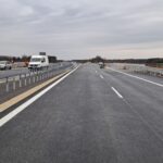 01 kwietnia km 610+050 uciąglenie nawierzchni bitumicznej na WA_74 kompletny pas rozdziału bariery linowe i stalowe oz