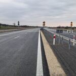 01 kwietnia km 610+700’ warstwa ścieralna SMA11 kompletny pas rozdziału bariery linowe i stalowe oznakowanie poziome i