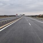 01 kwietnia km 610+700 warstwa ścieralna SMA11 kompletny pas rozdziału bariery linowe i stalowe oznakowanie poziome i