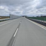 08 kwietnia km 601+500’ nawierzchnia betonowa C35_45 wykonano urządzenia BRD oznakowanie  ekrany akustyczne