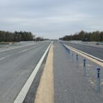 15_04_26 km 599+700’ nawierzchnia bitumiczna na  PZM-13L(L, P) wykonano urządzenia BRD oznakowanie poziome i pionowe