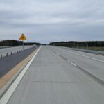 15_04_26 km 608+950 nawierzchnia betonowa C35_ wykonano urządzenia BRD oznakowanie poziome i pionowe