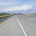 07_05_26 km 598+200 nawierzchnia C35_45 wykonano urządzenia BRD oznakowanie poziome i pionowe widok w kierunku odcinka VII