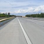 07_05_26 km 599+700 nawierzchnia betonowa C35_45 wykonano urządzenia BRD oznakowanie poziome i pionowe