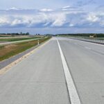 07_05_26 km 604+400 nawierzchnia betonowa C35_45 wykonano urządzenia BRD oznakowanie poziome i pionowe