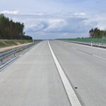 07_05_26 km 606+150 nawierzchnia betonowa C35_ wykonano urządzenia BRD oznakowanie poziome i pionowe