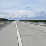 07_05_26 km 608+950 nawierzchnia betonowa C35_ wykonano urządzenia BRD oznakowanie poziome i pionowe