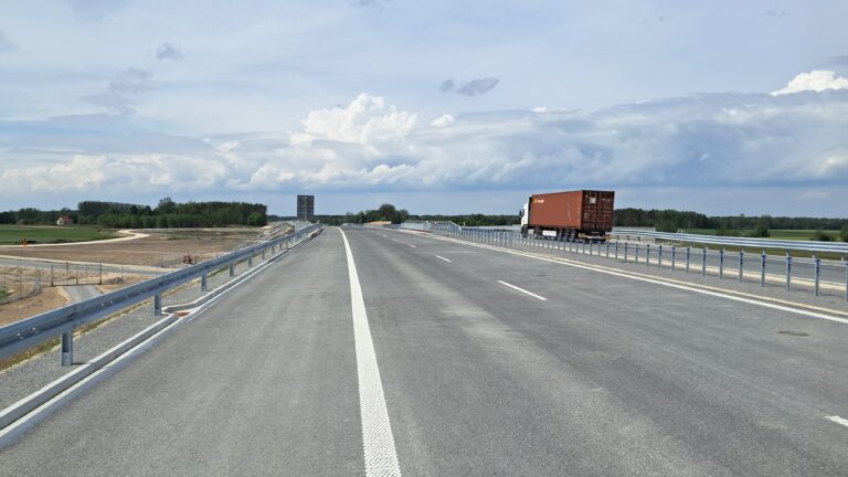 07_05_26 km 610+050 uciąglenie nawierzchni bitumicznej na WA_74 wykonano urządzenia BRD oznakowanie poziome i pionowe