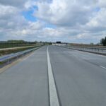 13_05_26 km 598+200 nawierzchnia C35_45 wykonano urządzenia BRD oznakowanie poziome i pionowe widok w kierunku odcinka VII