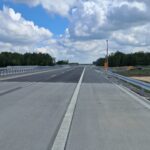 13_05_26 km 599+700’ nawierzchnia bitumiczna na  PZM-13L(L, P) wykonano urządzenia BRD oznakowanie poziome i pionowe