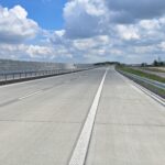 13_05_26 km 601+500’ nawierzchnia betonowa C35_45 wykonano urządzenia BRD oznakowanie poziome i pionowe ekrany akustyczne