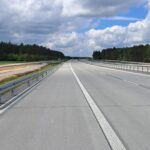 13_05_26 km 608+300 nawierzchnia betonowa C35_45 wykonano urządzenia BRD oznakowanie poziome i pionowe