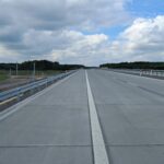 13_05_26 km 608+950 nawierzchnia betonowa C35_ wykonano urządzenia BRD oznakowanie poziome i pionowe