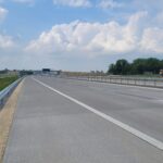 20.05.26 km 598+200 nawierzchnia C35_45 wykonano urządzenia BRD oznakowanie poziome i pionowe widok w kierunku odcinka VII
