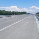 20.05.26 km 599+700’ nawierzchnia bitumiczna na  PZM-13L(L, P) wykonano urządzenia BRD oznakowanie poziome i pionowe