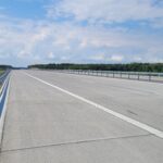 20.05.26 km 608+950 nawierzchnia betonowa C35_ wykonano urządzenia BRD oznakowanie poziome i pionowe