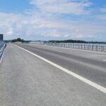20.05.26 km 610+050 uciąglenie nawierzchni bitumicznej na WA_74 wykonano urządzenia BRD oznakowanie poziome i pionowe