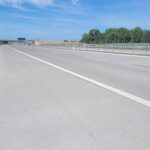 25.05.26 km 598+200 nawierzchnia C35_45 wykonano urządzenia BRD oznakowanie poziome i pionowe widok w kierunku odcinka VII