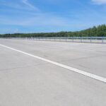 25.05.26 km 608+950 nawierzchnia betonowa C35_ wykonano urządzenia BRD oznakowanie poziome i pionowe